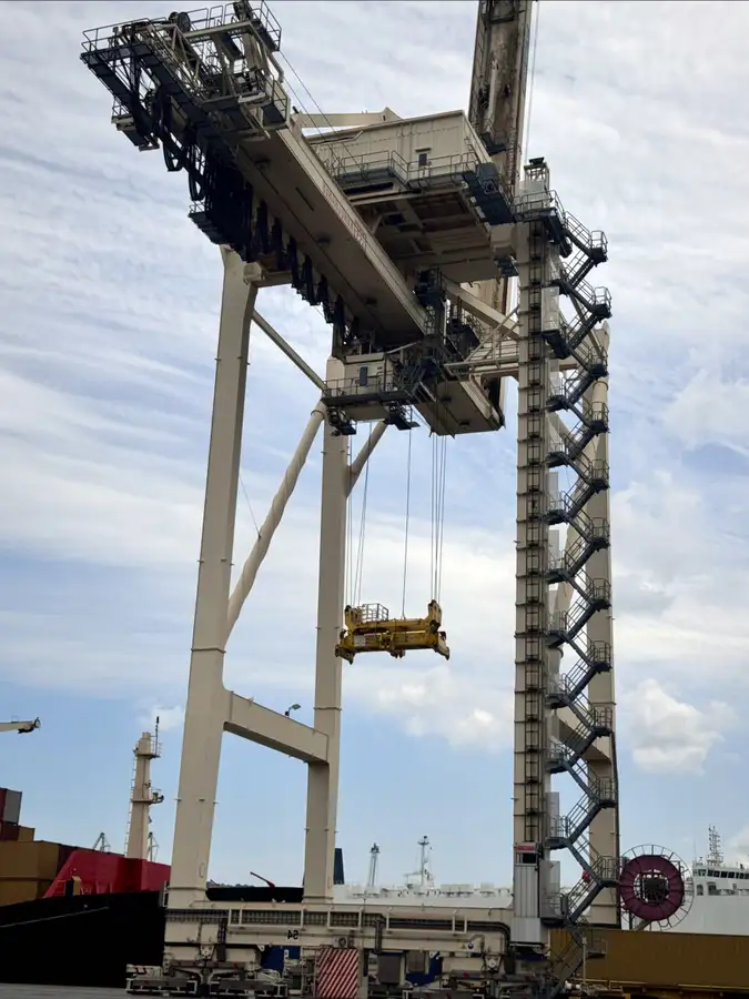Containerskib til salg